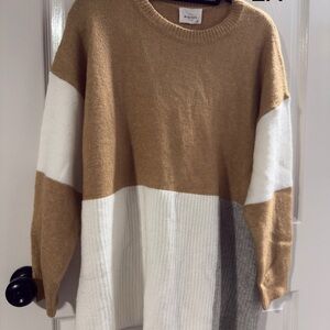ANDREE BY UNIT Tan and White Crew Neck Sweater